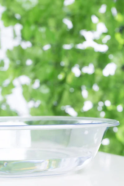 Γυάλινο Μπολ Καθαρό Νερό Λευκό Τραπέζι Στον Καλοκαιρινό Κήπο — Φωτογραφία Αρχείου