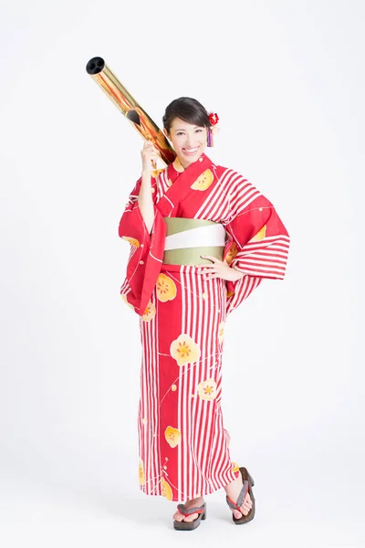 Portret Van Mooie Vrouw Dragen Japanse Traditionele Kostuum Holding Telescoop — Stockfoto