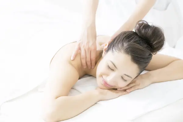 Young Japanese Woman Enjoying Back Massage Beauty Spa Concept — Stock Photo, Image
