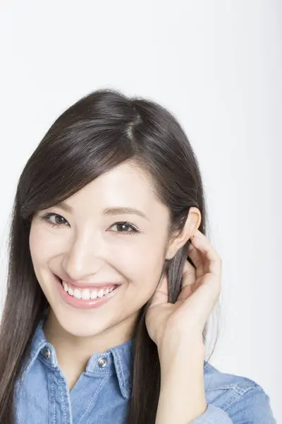 Mulher Japonesa Bonita Olhando Para Câmera Fundo Branco — Fotografia de Stock