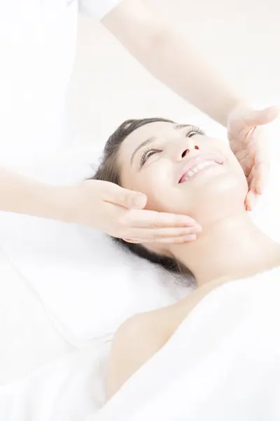 Jeune Belle Japonaise Femme Profiter Massage Facial Dans Spa Centre — Photo