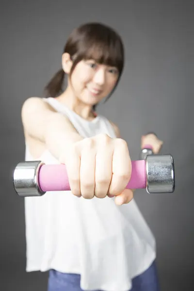 Jeune Femme Asiatique Avec Des Poids Dans Salle Gym — Photo