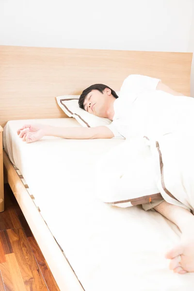 Νεαρός Ασιάτης Κοιμάται Στο Κρεβάτι — Φωτογραφία Αρχείου