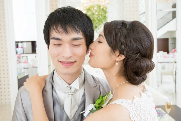 美丽的新娘的肖像亲吻快乐英俊的新郎 — 图库照片