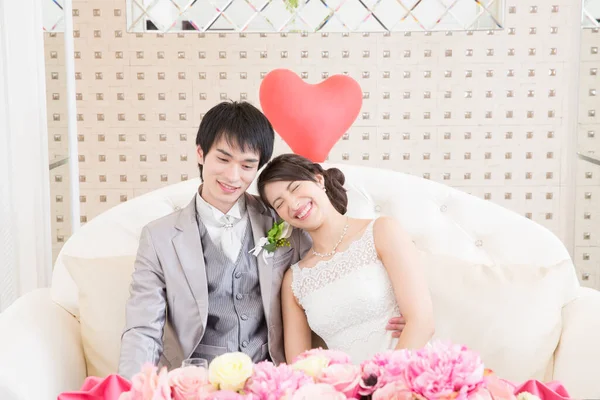 Красива Щаслива Молода Весільна Пара Позує Червоним Серцем — стокове фото