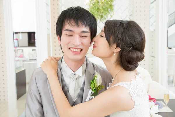 Πορτρέτο Της Όμορφης Νεαρής Νύφης Φιλιά Χαρούμενος Όμορφος Γαμπρός — Φωτογραφία Αρχείου