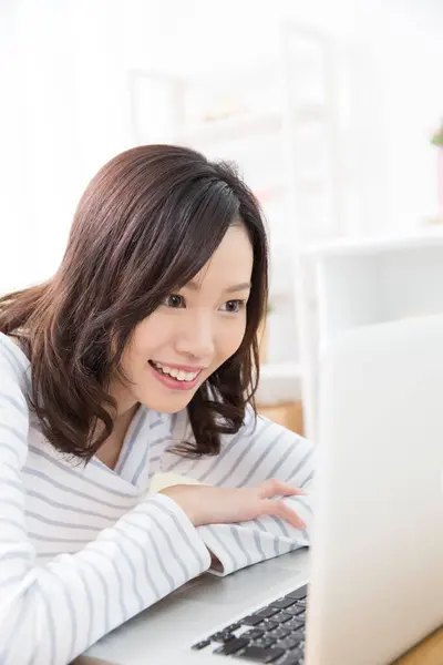Evde Dizüstü Bilgisayar Kullanan Gülümseyen Asyalı Kadın — Stok fotoğraf