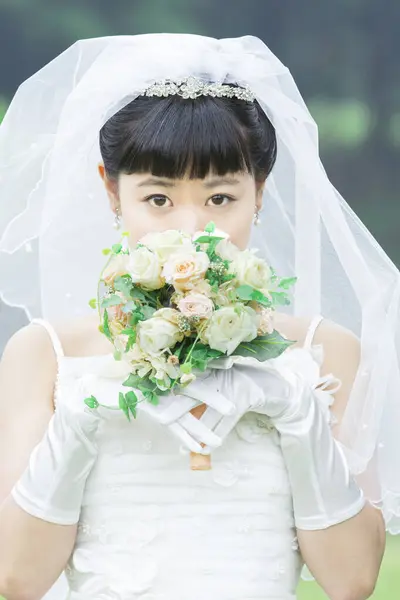 Bella Sposa Giapponese Con Mazzo Fiori Bianchi — Foto Stock