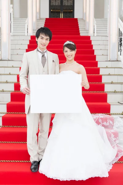Bela Jovem Asiático Casamento Casal Segurando Branco Cartaz Sorrindo Para — Fotografia de Stock