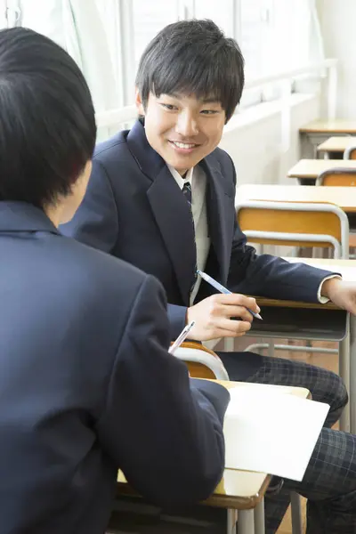 Retrato Estudiantes Japoneses Hablando Aula —  Fotos de Stock