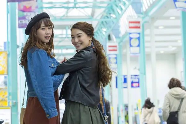 两个年轻女子在购物中心笑 — 图库照片