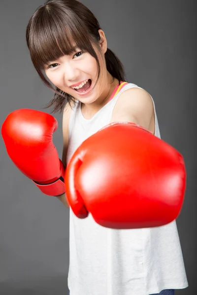 赤いボクシング手袋を持つアジアの女性 — ストック写真