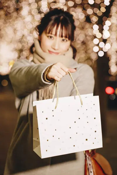 Красота Японская Женщина Осенней Одежде Сидя Улице Мешками Покупок Освещенный — стоковое фото