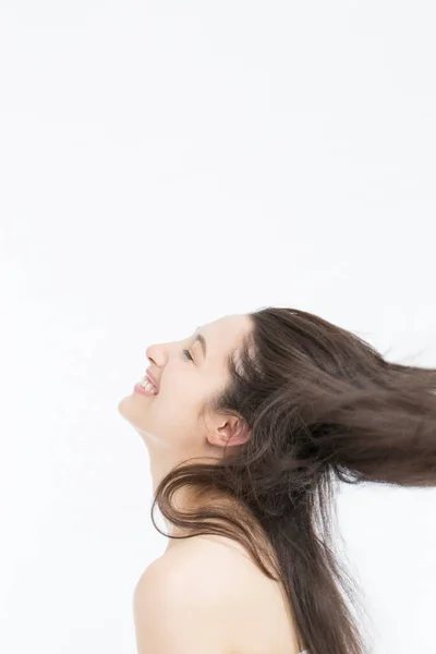Молода Щаслива Жінка Літаючим Вітровим Волоссям Ізольована Білому Тлі — стокове фото