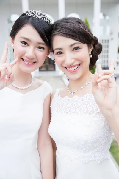 Twee Prachtige Aziatische Bruiden — Stockfoto