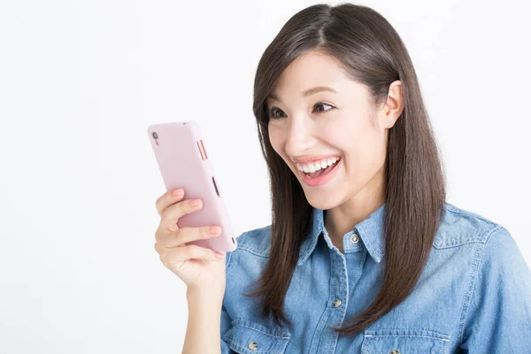 Asiático Jovem Mulher Casual Desgaste Surpreendido Usando Smartphone — Fotografia de Stock
