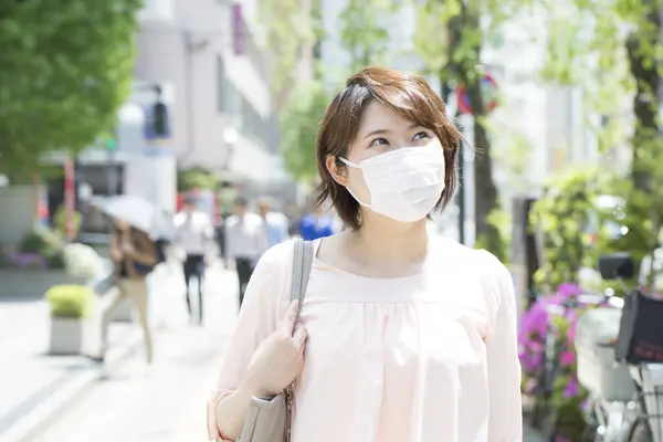 Potret Seorang Wanita Jepang Muda Dalam Topeng Pelindung — Stok Foto