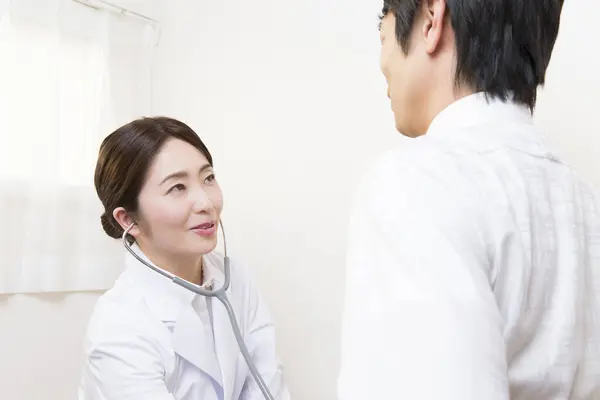Porträtt Ung Asiatisk Läkare Med Patient — Stockfoto