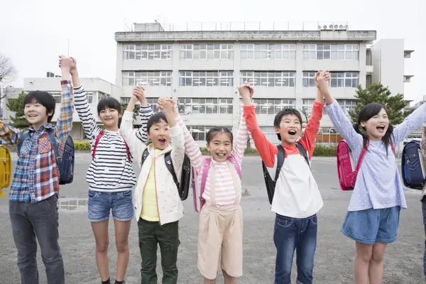 Grupo Niños Japoneses Sosteniendo Las Manos Juntas Patio Escuela —  Fotos de Stock
