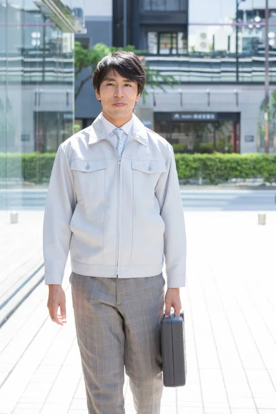 Красивий Професійний Японський Бізнесмен Тримає Портфель Ходить Вулиці — стокове фото