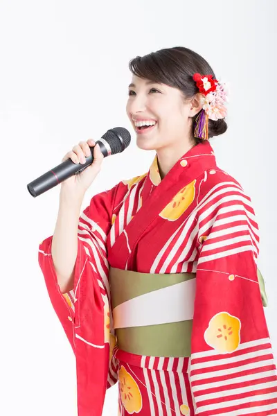 Retrato Hermosa Mujer Joven Con Kimono Japonés Tradicional Sosteniendo Micrófono —  Fotos de Stock