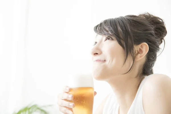 ビールを持っている日本の若い女性 — ストック写真