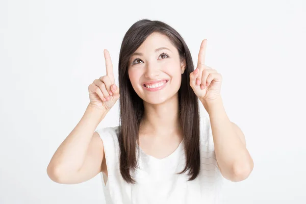 Piękna Japonka Wskazująca Palcami Białym Tle — Zdjęcie stockowe