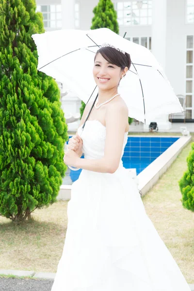 Portré Gyönyörű Fiatal Menyasszony Elegáns Ruha Gazdaság Fehér Esernyő — Stock Fotó