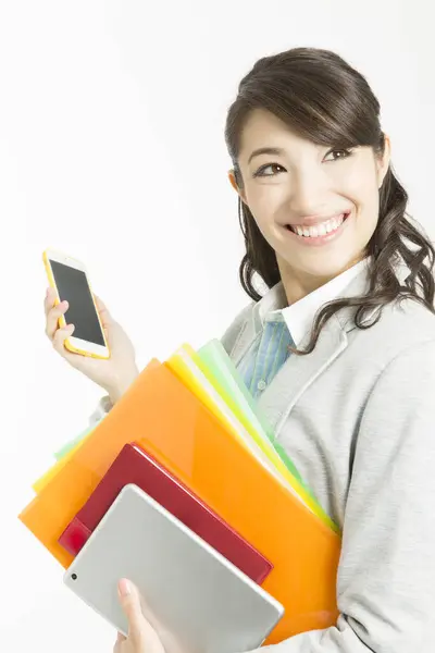 Student Dziewczyna Smartfonem Trzymając Foldery — Zdjęcie stockowe