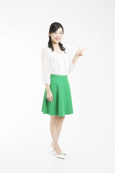Güzel Japon Kadın Beyaz Arka Planda Işaret Parmağı Olan Bir — Stok fotoğraf