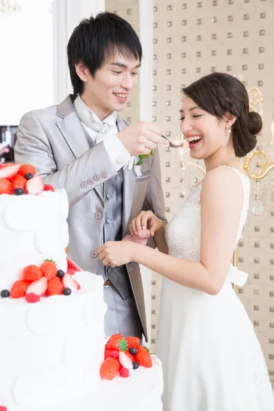 Bonito Jovem Noivo Alimentando Bela Noiva Com Bolo Casamento — Fotografia de Stock