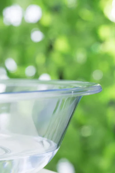Tigela Vidro Com Água Limpa Mesa Branca Jardim Verão — Fotografia de Stock