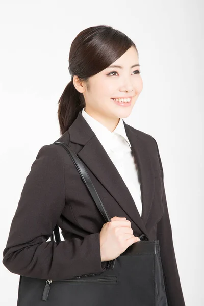 Studio Shot Van Mooie Japanse Zakenvrouw Met Handtas Glimlachen Witte — Stockfoto