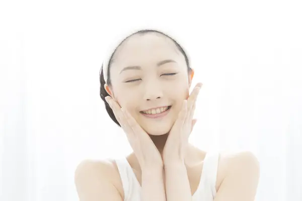 Schöne Asiatische Frau Tun Hautpflege Routine — Stockfoto