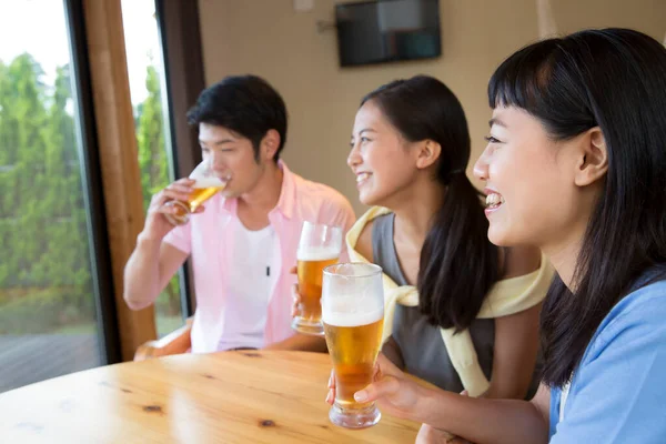 Sonrientes Amigos Asiáticos Bebiendo Cerveza Habitación Hotel Durante Las Vacaciones — Foto de Stock