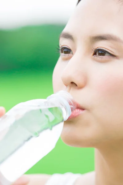 Bela Mulher Japonesa Bebendo Água Parque Verão Verde Durante Dia — Fotografia de Stock