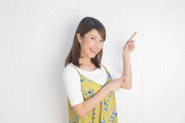 Beyaz Arka Planda Jest Yapan Yeşil Elbiseli Japon Kadın — Stok fotoğraf