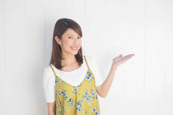 Femme Japonaise Robe Verte Gesticulant Sur Fond Blanc — Photo