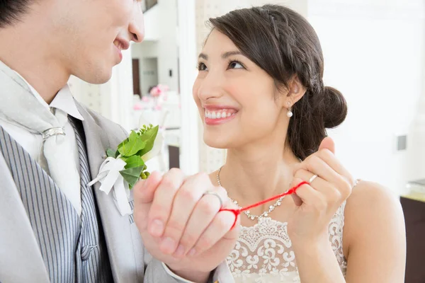 Красивая Счастливая Молодая Супружеская Пара Пальцами Связанными Красной Ниткой — стоковое фото