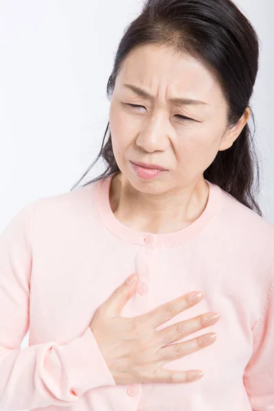 Senior Asiatique Femme Douleur Dans Poitrine Crise Cardiaque Isolé Sur — Photo