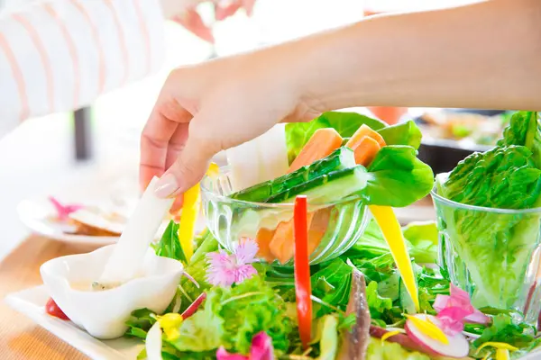 Sağlıklı salata yapan kadın, yakın çekim. 