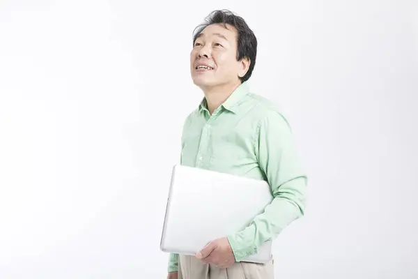 Vieil Homme Asiatique Avec Ordinateur Portable Debout Sur Fond Blanc — Photo