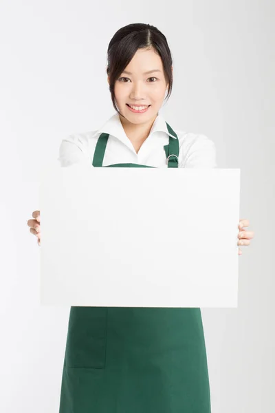 Sorridente Giovane Cameriera Asiatica Possesso Cartello Bianco — Foto Stock