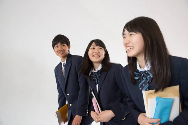 Χαρούμενοι Νέοι Ιάπωνες Μαθητές Βιβλία Στο Ιαπωνικό Σχολείο — Φωτογραφία Αρχείου