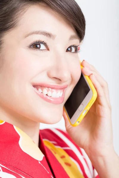 Усміхнена Японська Жінка Говорить Смартфоні — стокове фото