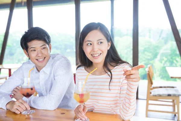 Happy Japanese Young Couple Cocktails Cafe — Stock Photo, Image