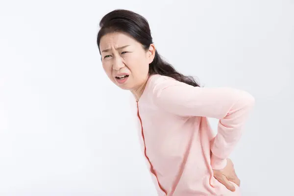 Asiático Mayor Mujer Sufriendo Dolor Espalda Aislado Blanco Fondo —  Fotos de Stock