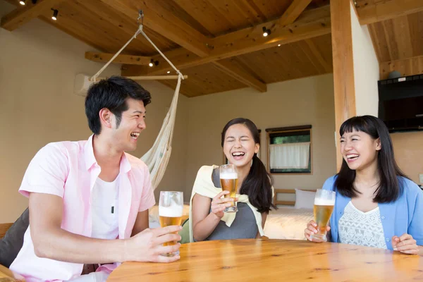 Asiatiska Vänner Dricka Hotellrum Semestern — Stockfoto