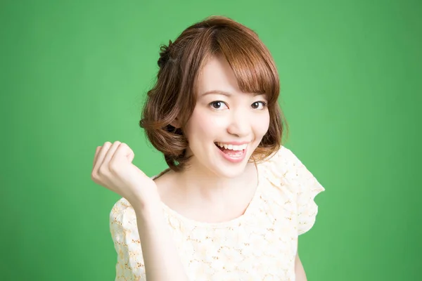 Porträt Der Schönen Japanerin Mit Der Faust Auf Grünem Hintergrund — Stockfoto