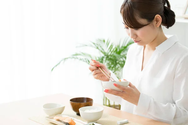 Genç Japon Kadın Çubuklarla Yemek Yiyor — Stok fotoğraf